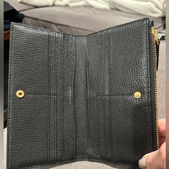 Tory Burch wallet black with gold accent - Picture 2 of 5